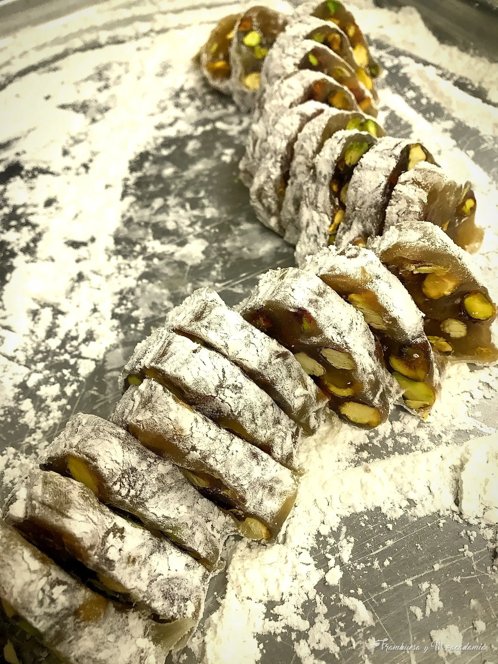 Dulce árabe con pistache recién cortado, espolvoreado con azúcar glass