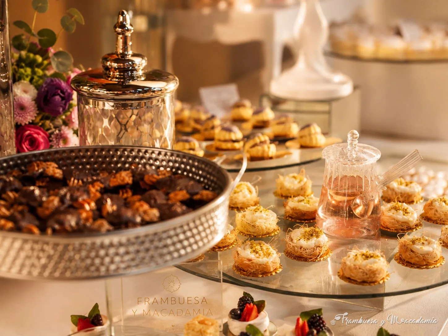 Mesa dorada de dulces árabes y baklava en boda