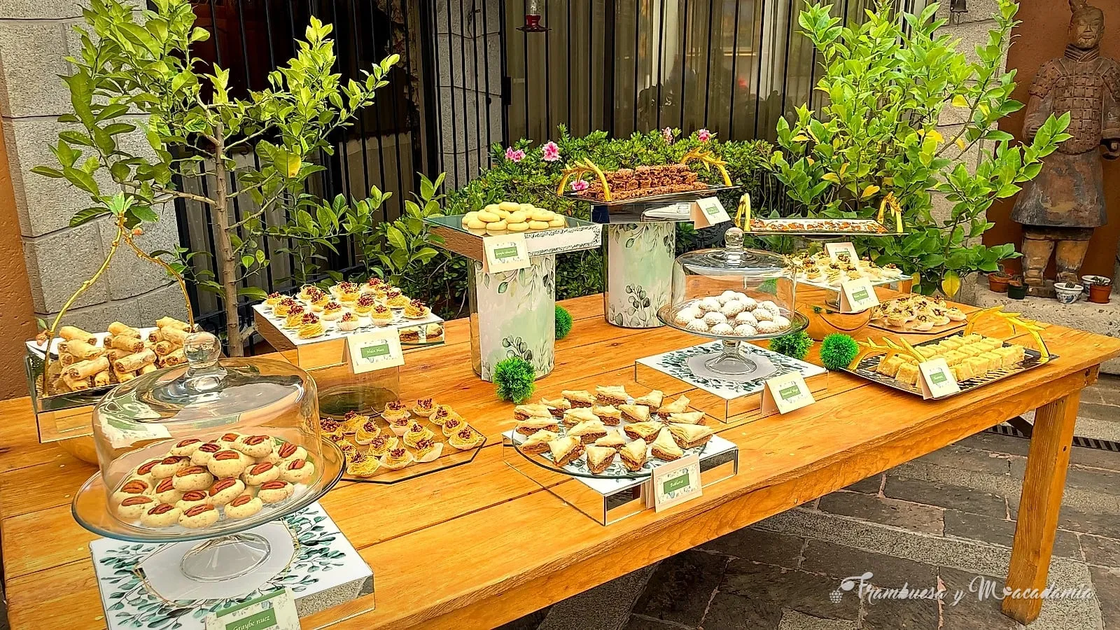 Mesa de dulces árabes sobre tablones de madera en patio