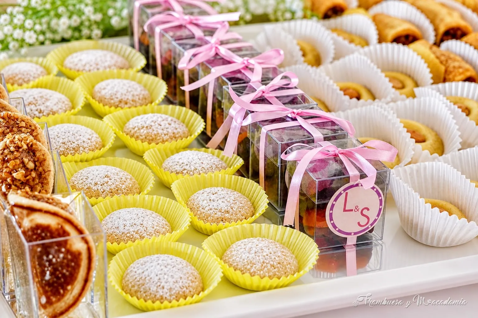 Polvorones y dulces en capacillos con cajitas personalizadas de boda