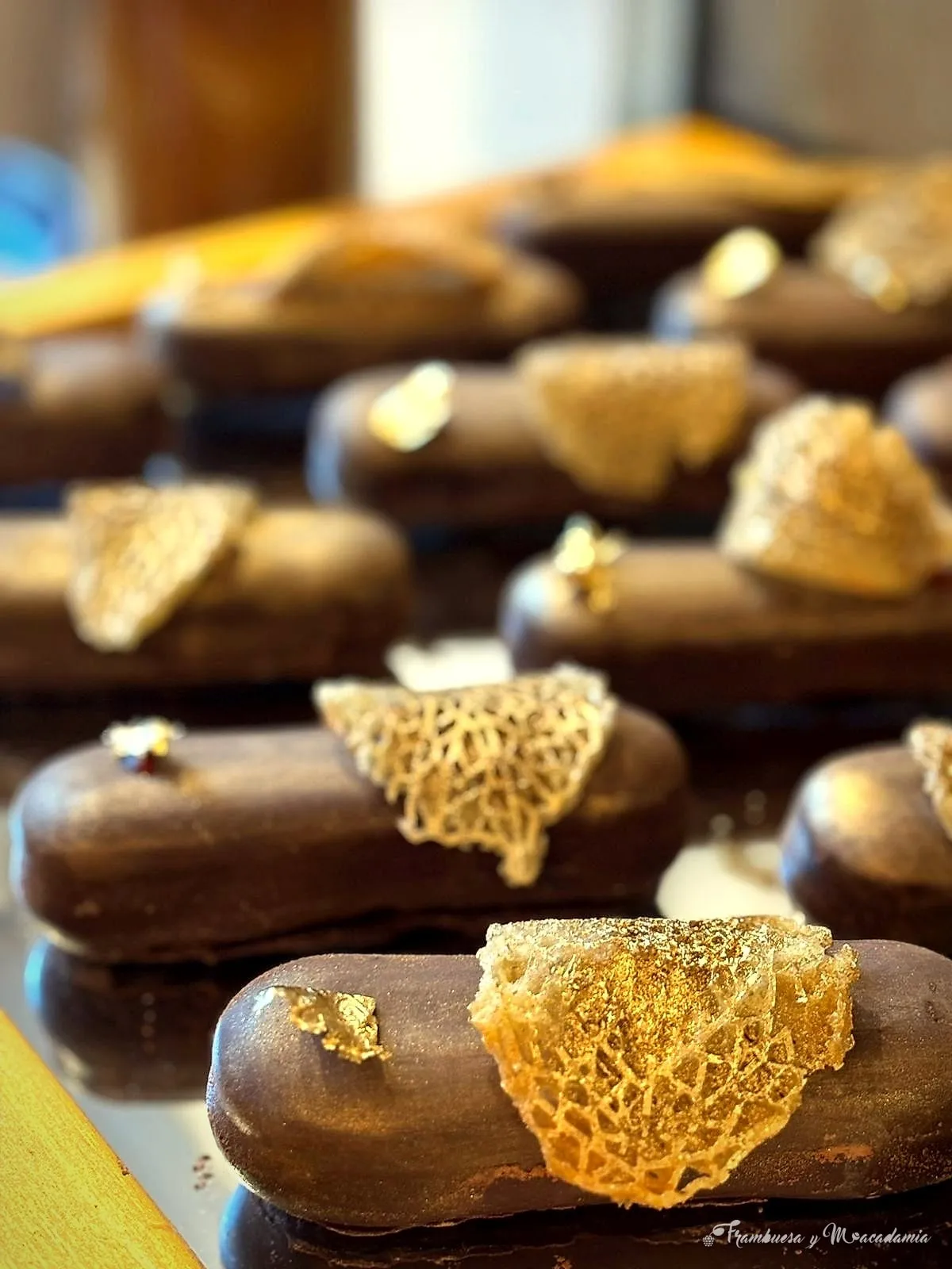 Éclairs de chocolate con detalles de oro comestible