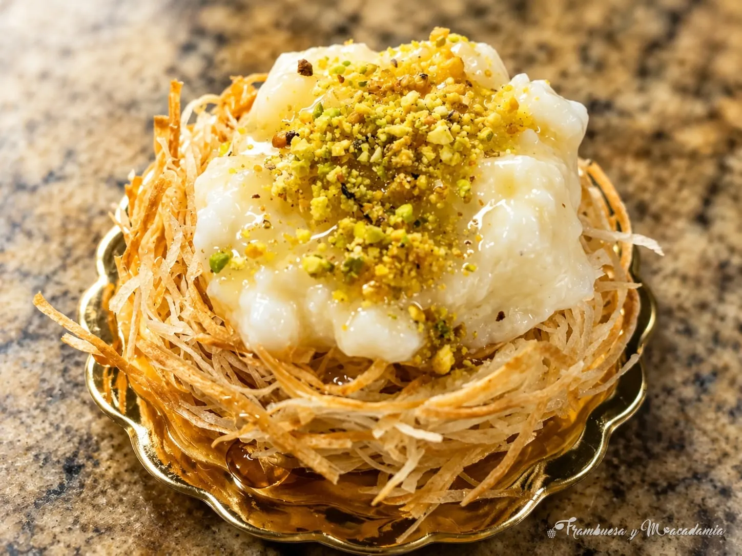 Esmeliye, dulce árabe de kataifi con crema y pistache