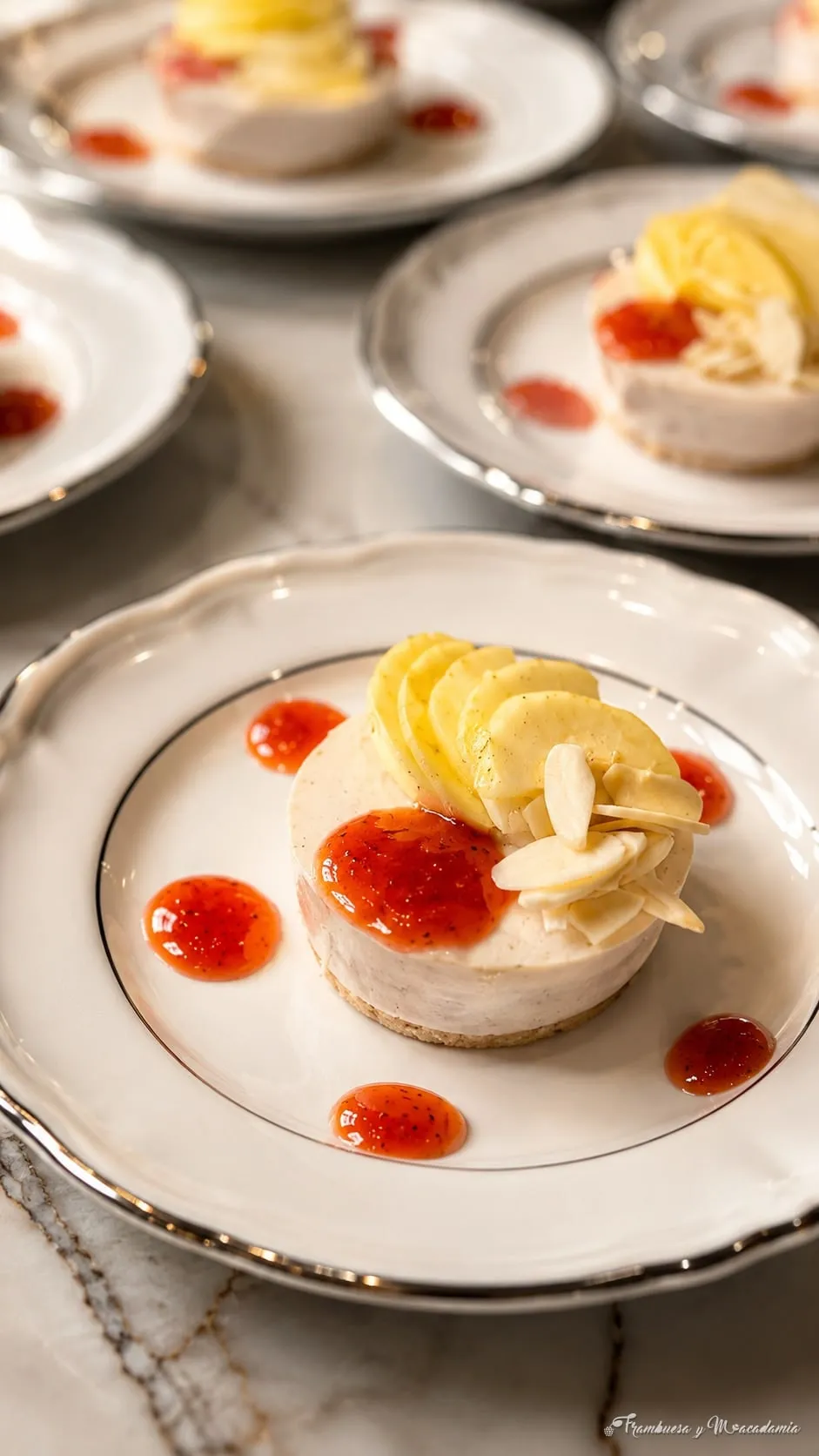 Pay de guayaba individual con crema y manzana, postre de menú de banquete
