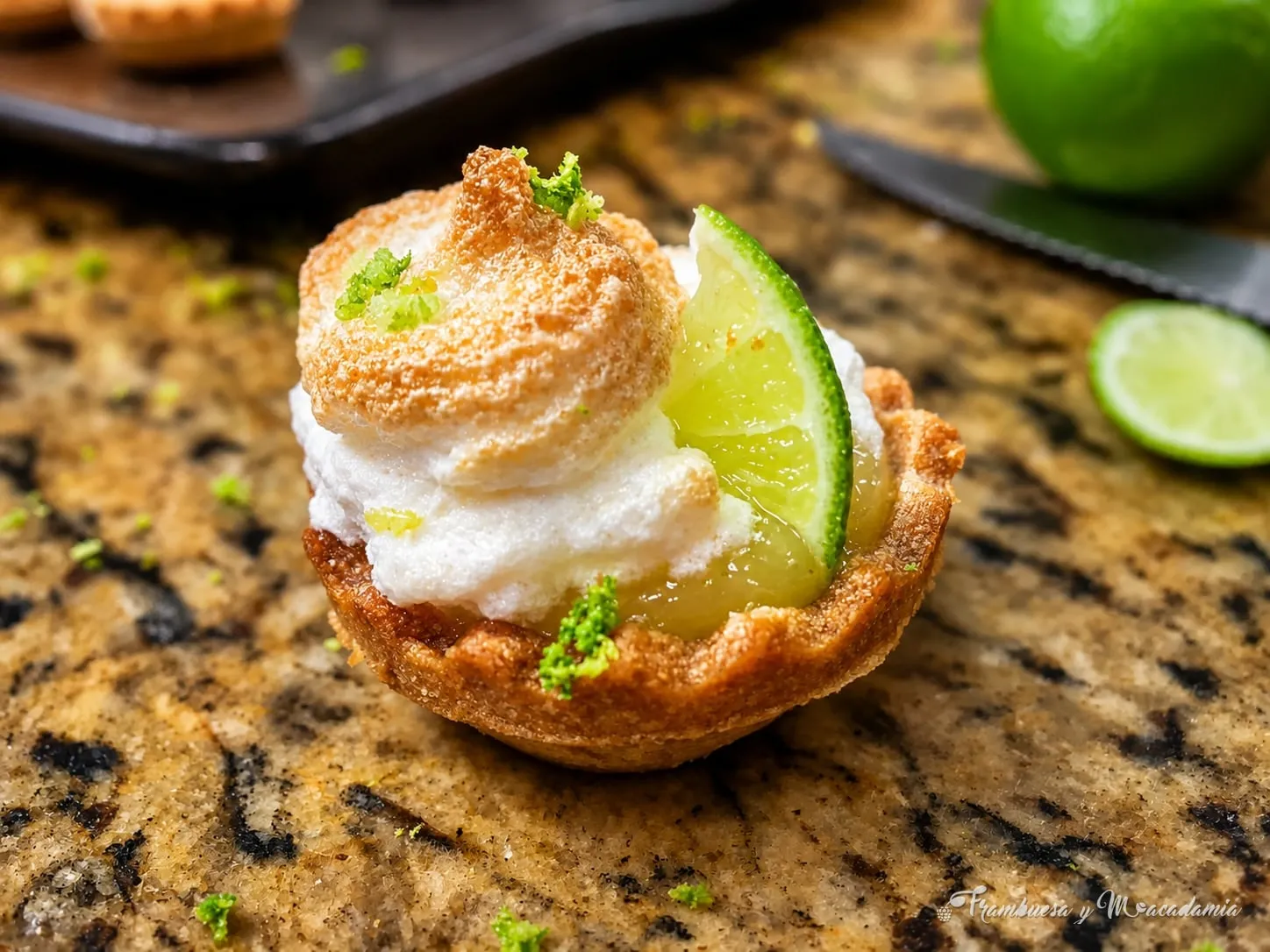 Key lemon pay individual con merengue flameado y limón
