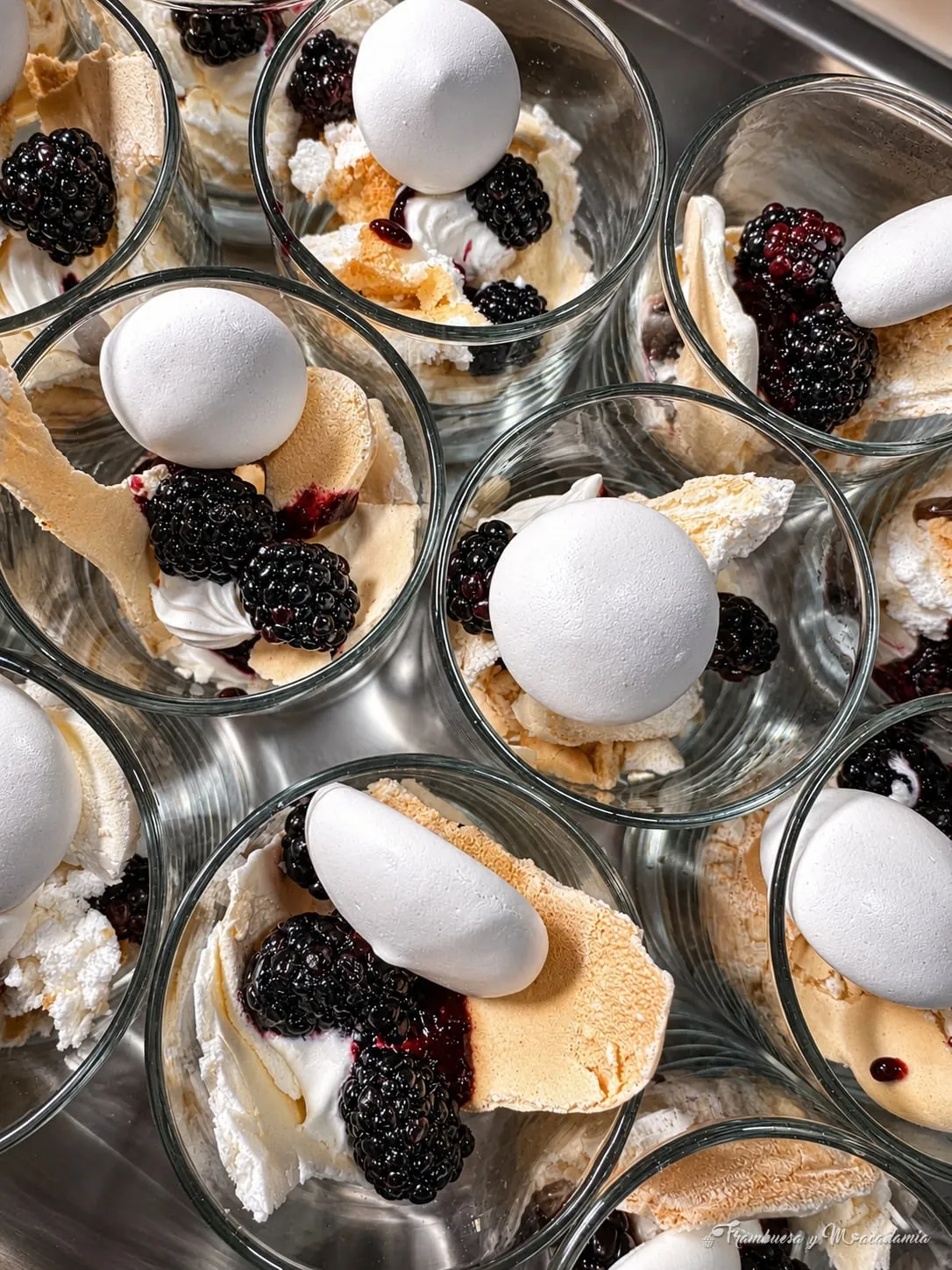 Deconstrucción de merengue con zarzamoras y crema, en vasitos individuales