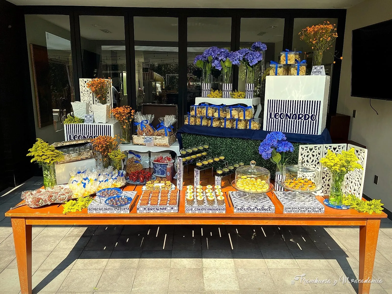 Mesa de postres personalizada en azul y amarillo montada en el Pedregal