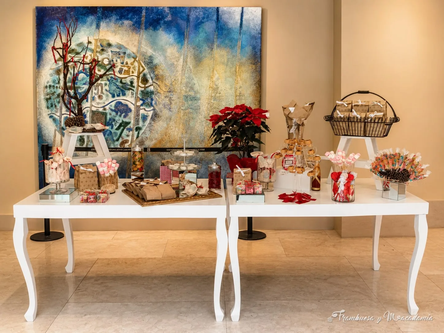Mesa de postres en tonos rojos montada en Casa Lamm