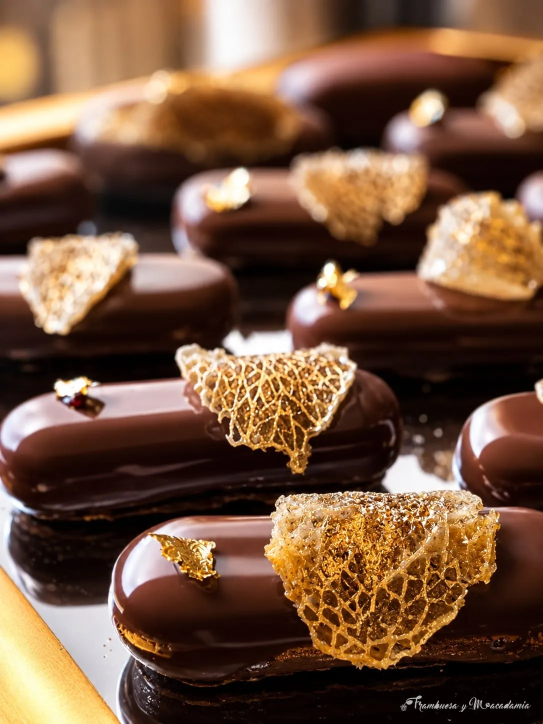 Pastelitos de chocolate con ganache de especias y hoja de oro