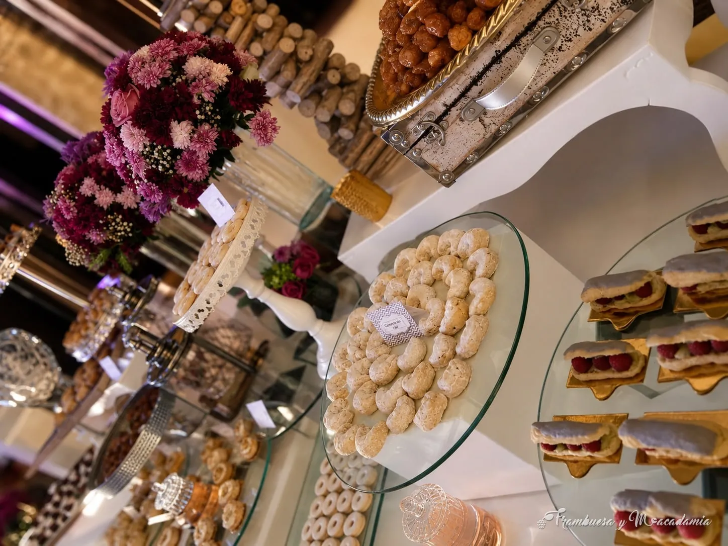 Repisas de cristal con éclairs, besitos y dulces en boda