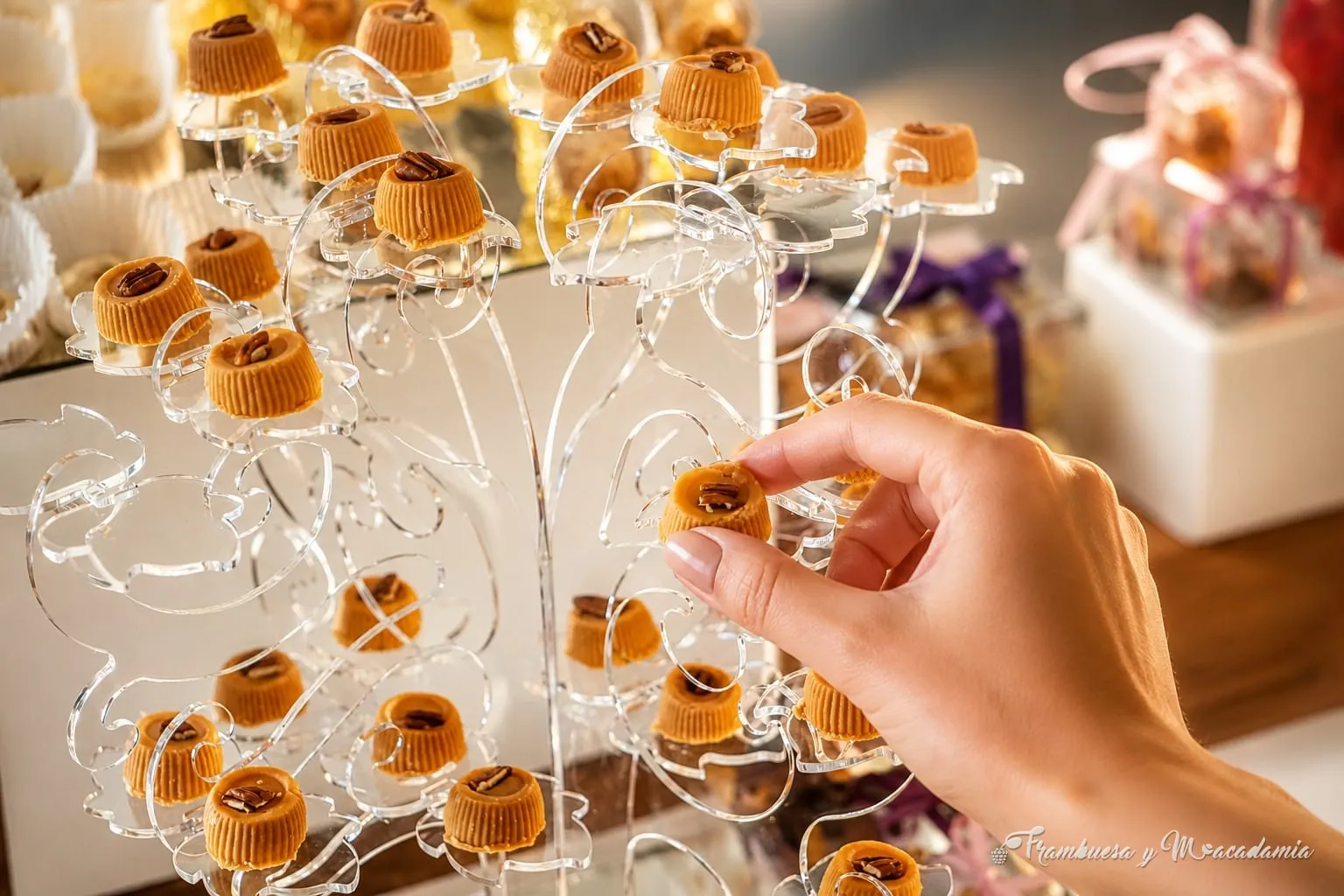 Invitada tomando un dulce de leche del exhibidor de cristal