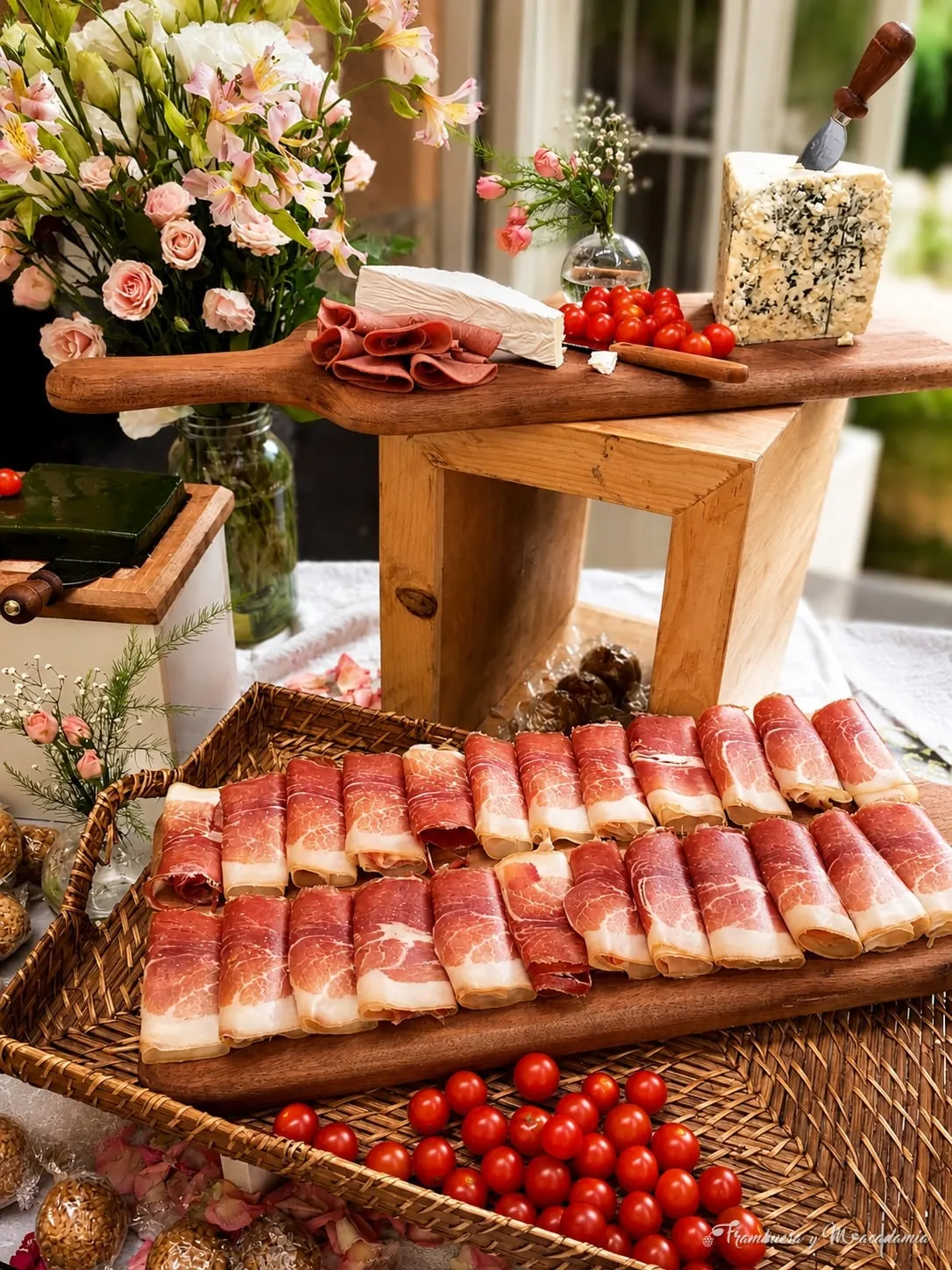 Cortes de jamón serrano con jitomates cherry en tabla de madera