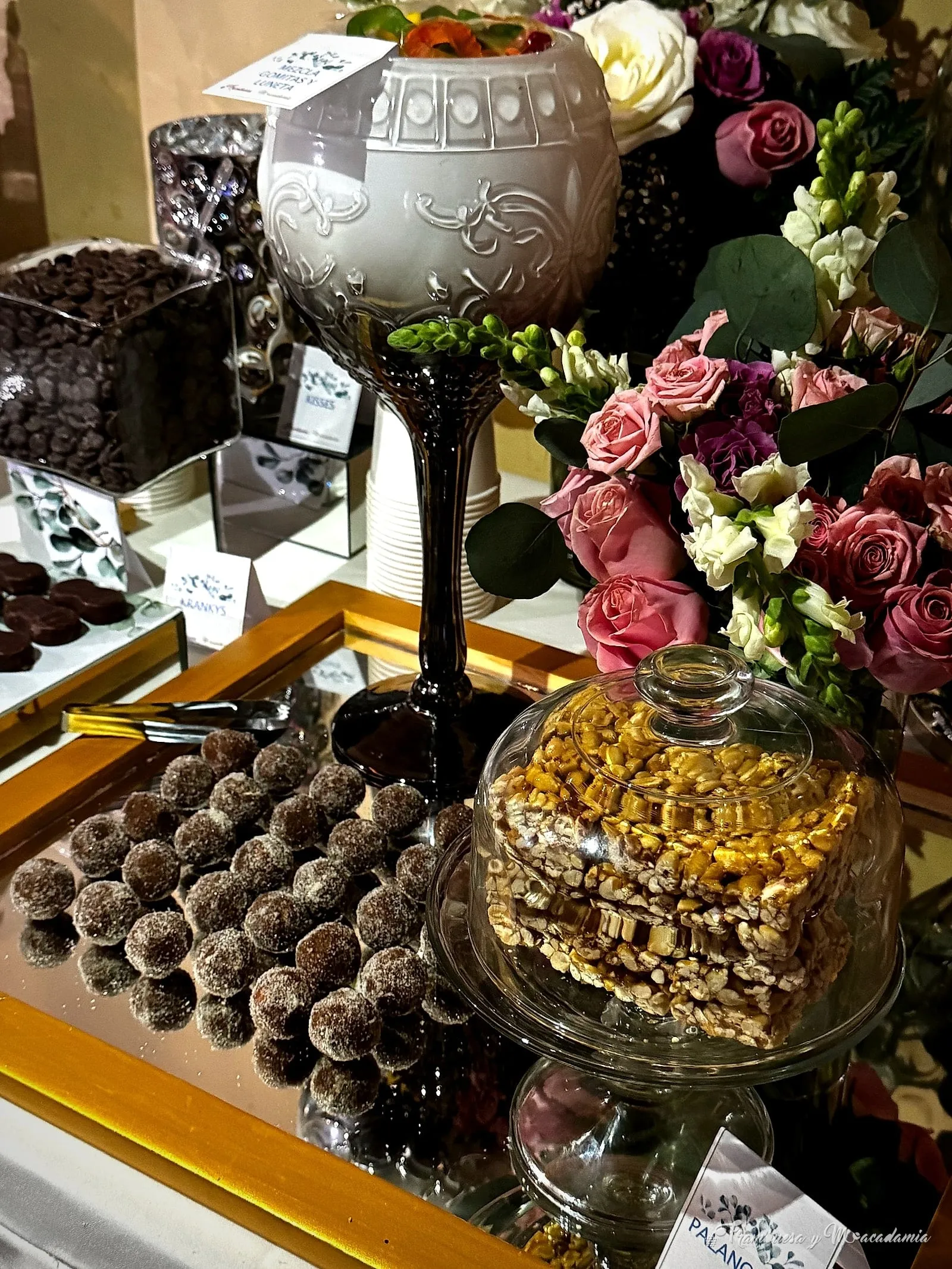 Trufas de chocolate, palanqueta de nuez y copa de dulces en la mesa de snacks