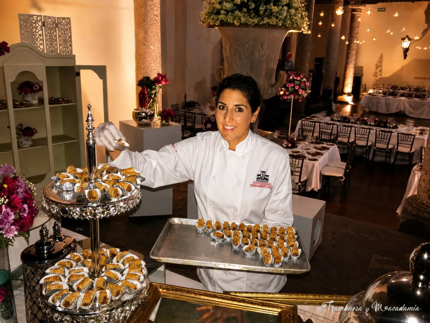 Suha montando personalmente una mesa de dulces árabes en una boda