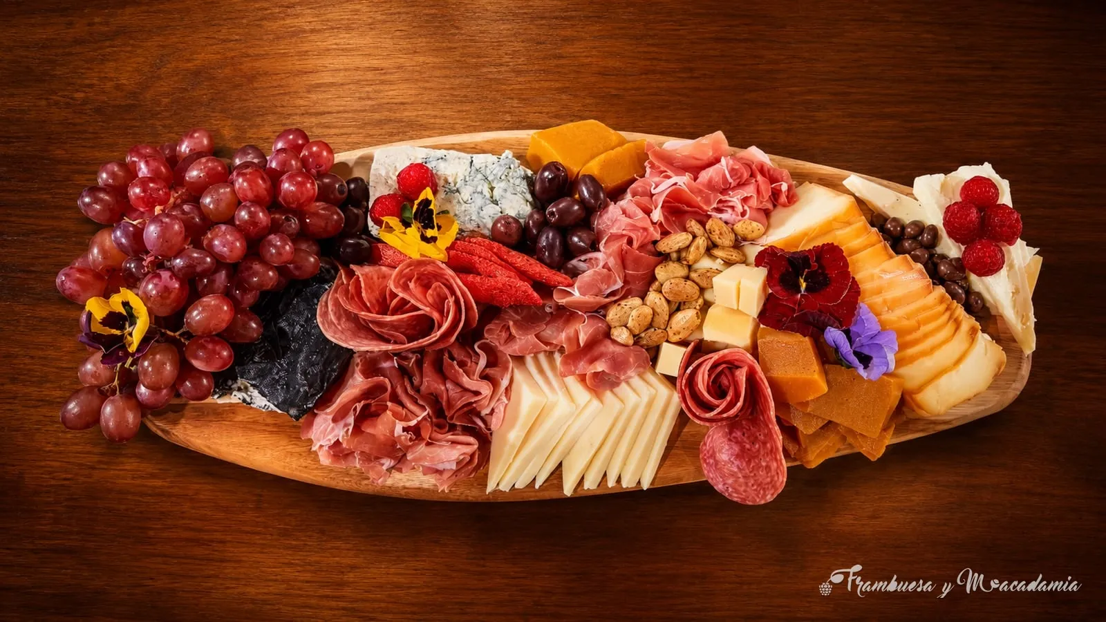 Tabla de quesos y carnes frías para 8 a 10 personas en tabla de madera