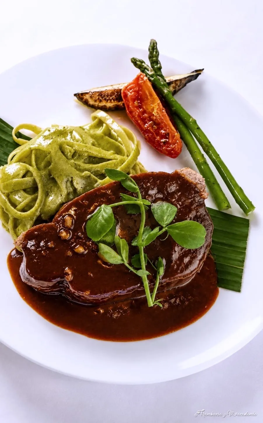 Lomo en salsa de tres chiles con fetuccine al pesto, platillo de banquete