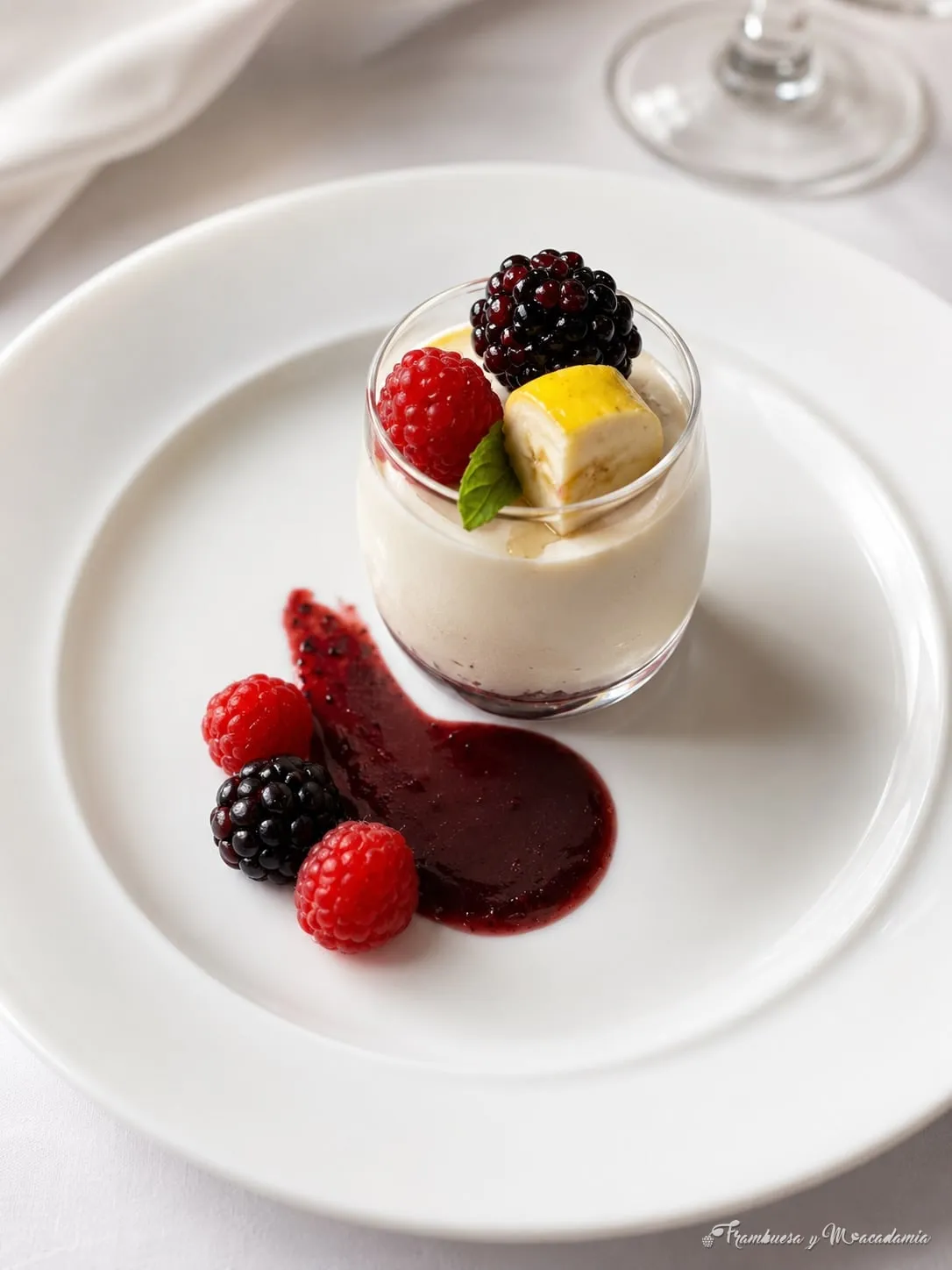 Mousse de guayaba con frambuesas y frutos rojos
