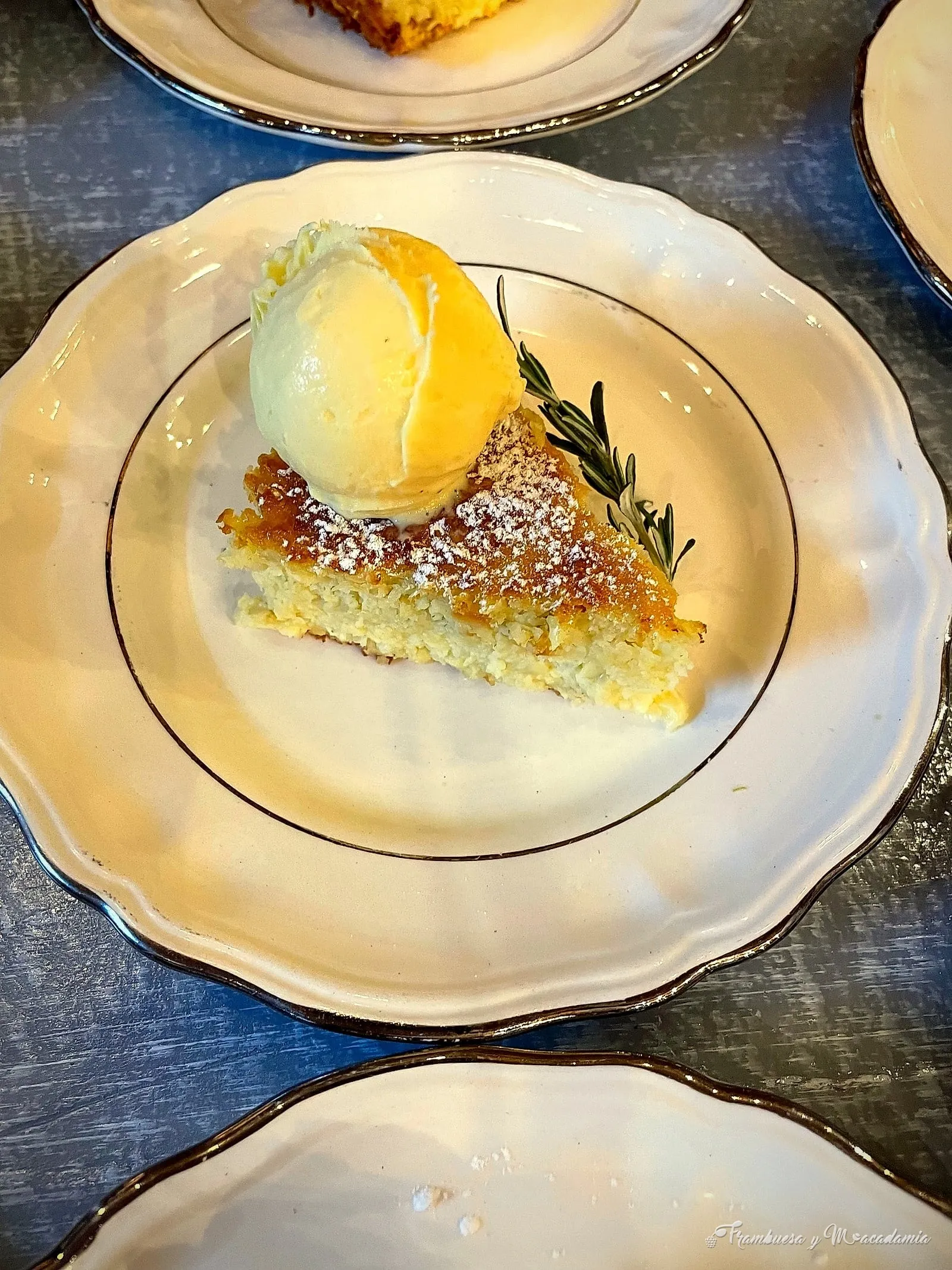 Pastel de elote con helado de vainilla y romero, postre de menú servido