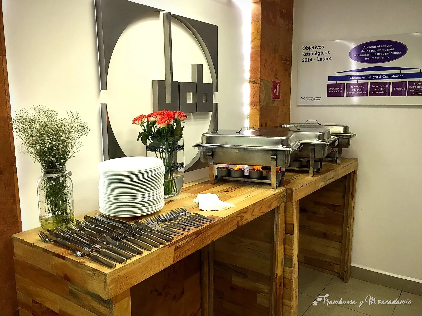 Buffet de working lunch montado en oficina con chafing dishes